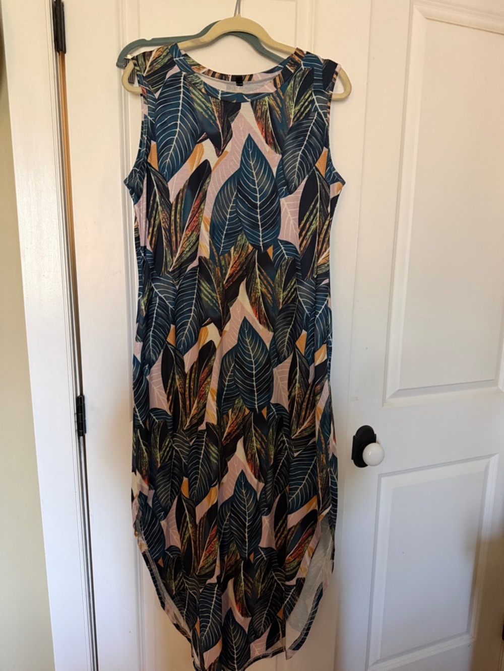 Sleeveless Leaf-Print Maxi Dress in Navy and Pink